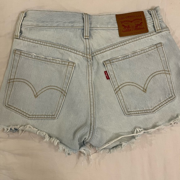 Levi’s jean shorts, light wash with distressed rip look - Picture 3 of 4